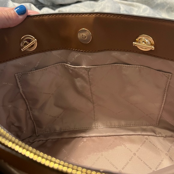 Teagan Large Logo Shoulder Bag - Picture 6 of 6